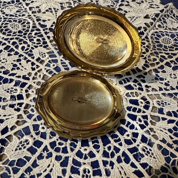 Stratton Compact in Gold w/ White Enamel & Lavender Rose / Vintage 50s England - Picture 5 of 9